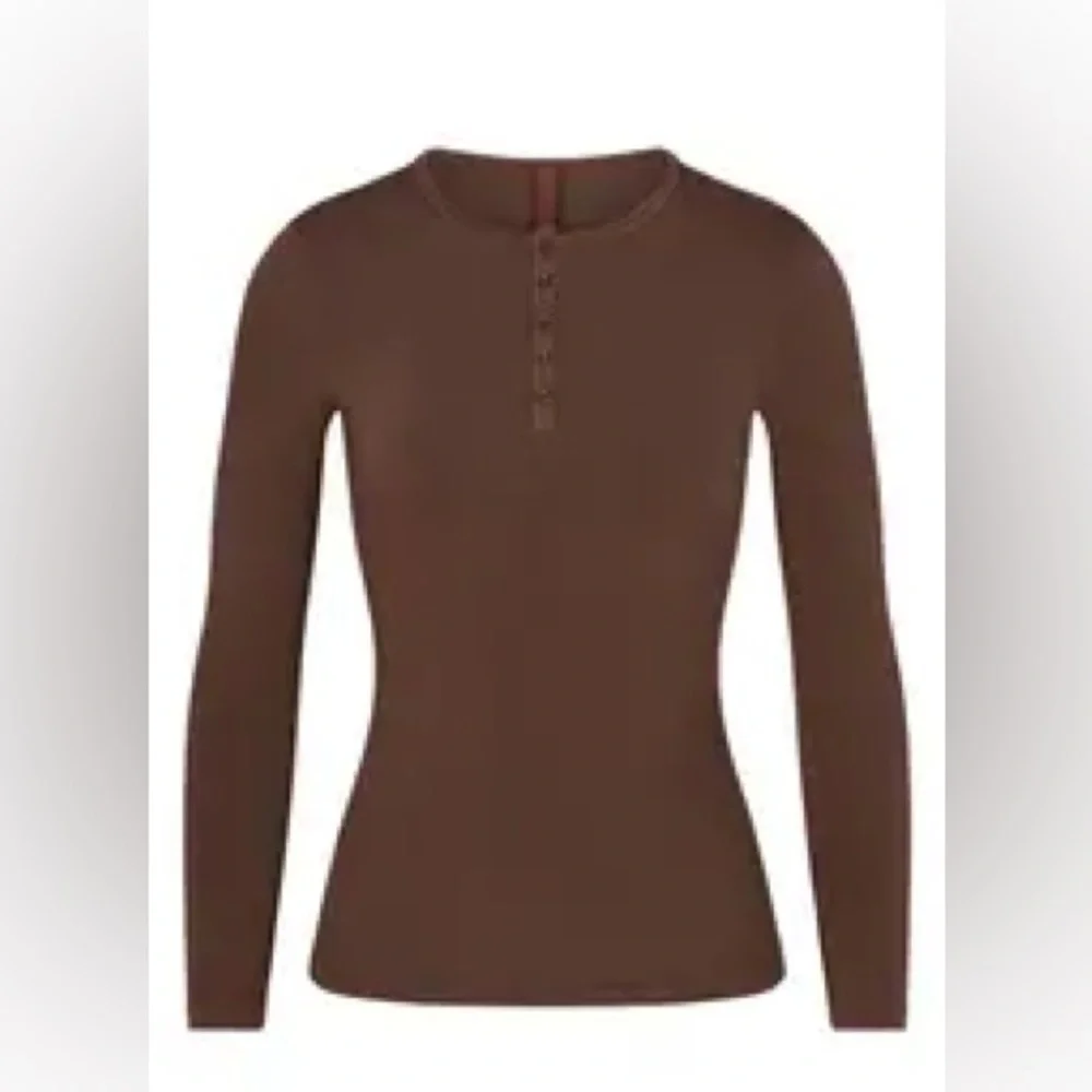 SKIMS Cotton Henley | Cocoa - Picture 4 of 10
